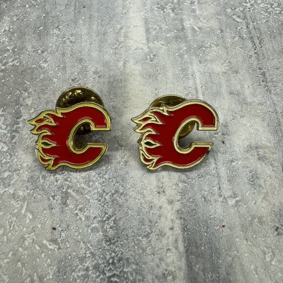 2 NHL Calgary Flames Hockey Logo Painted Gold Flames Lapel Pin - Picture 1 of 3
